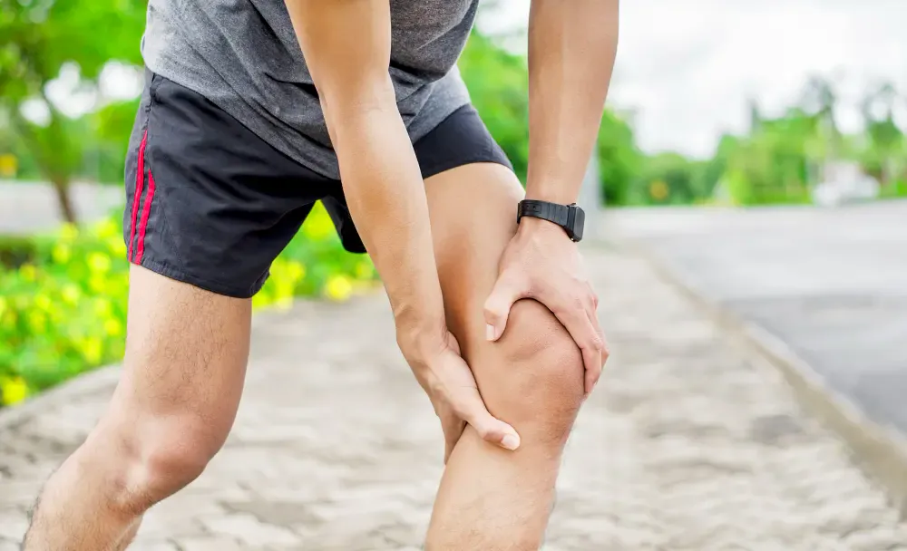 Illustration of PRP injection into a knee joint for pain relief treatment in London